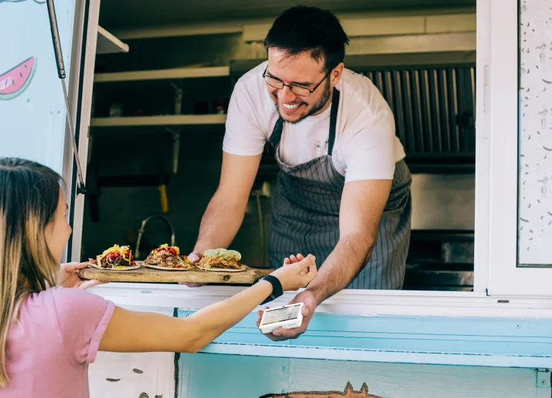 04_P12_Foodtruckwithwatch